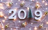 2018New_Year_wallpapers_Figures_2019_on_a_wooden_background_with_Christmas_decorations_and_a_garland_129305_